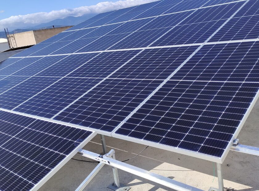 Αυτόνομο τριφασικό Φωτοβολταϊκό σύστημα με ΔΕΗ σαν back-up στην Αθήνα