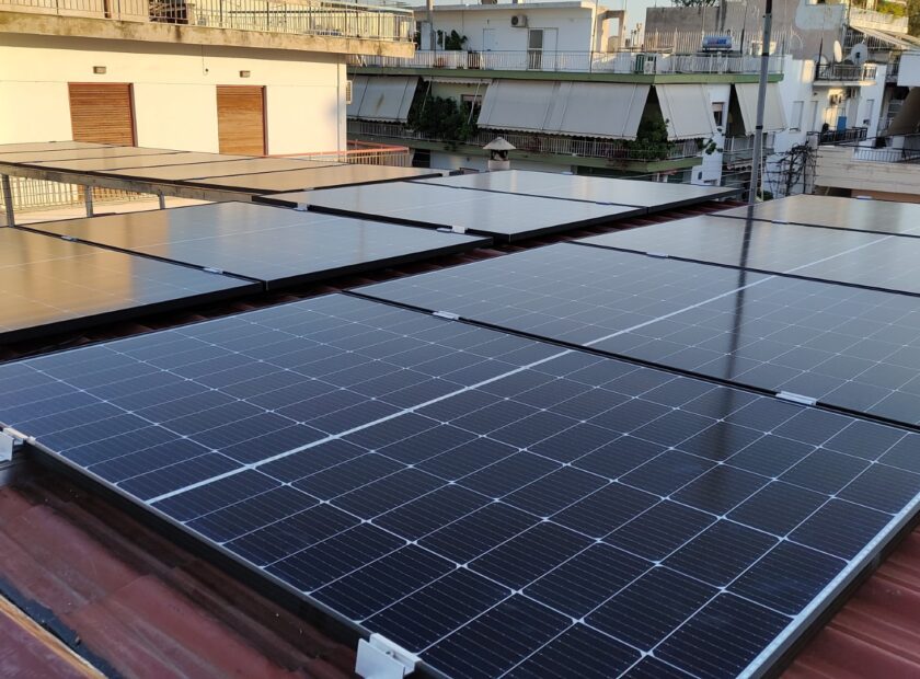 Αυτόνομο φωτοβολταϊκό σύστημα με ΔΕΗ σαν backup