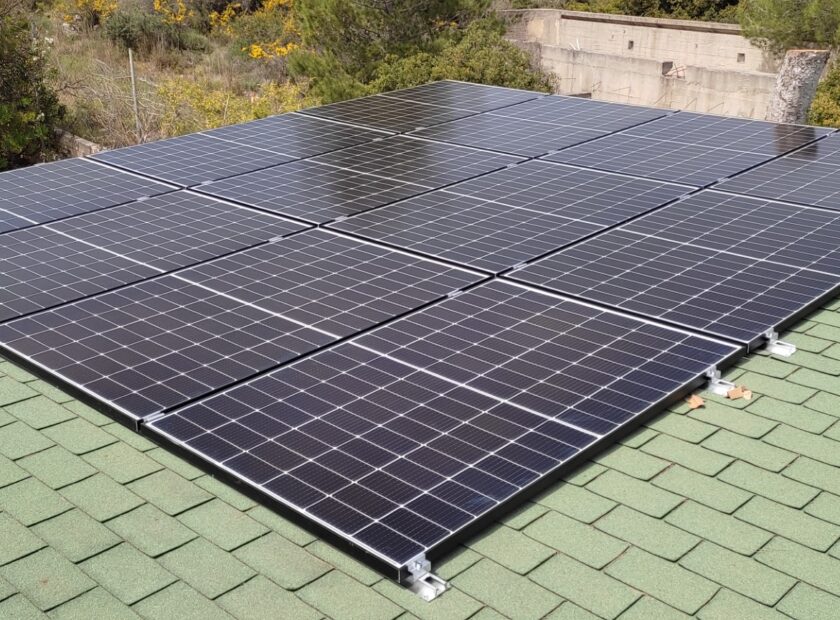 Αυτόνομο φωτοβολταϊκό σύστημα με πάνελ και μπαταρίες για σπίτι.