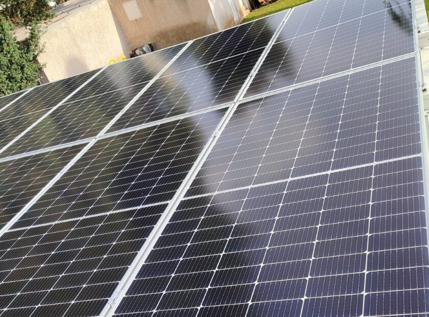 Αυτόνομο φωτοβολταϊκό σύστημα με υποβοήθηση από το δίκτυο.